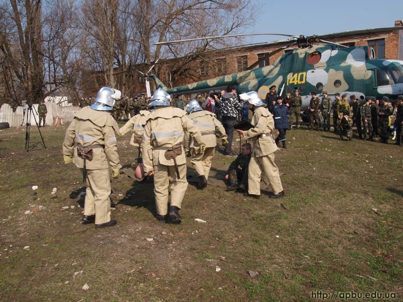 6-го квітня на базі Університету цивільного захисту України пройшли сумісні із практичними підрозділами ГУ МНС України в Харківській області тактичні навчання. За тактичним задумом навчань - вибухнув газопровід середнього тиску, внаслідок чого руйнув