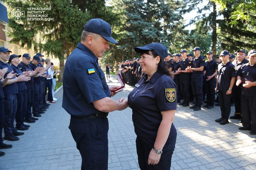 Урочисте шикування, відомчі нагороди працівникам і підняття Державного Прапора - в НУЦЗ України та ЧІПБ відзначили День Конституції України