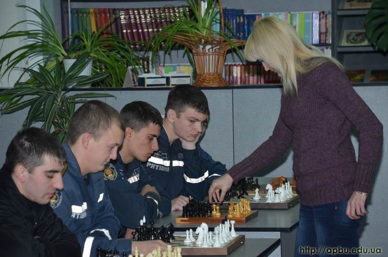 Сеанс одночасної гри з чемпіонкою світу з шахів Ганною Ушеніною